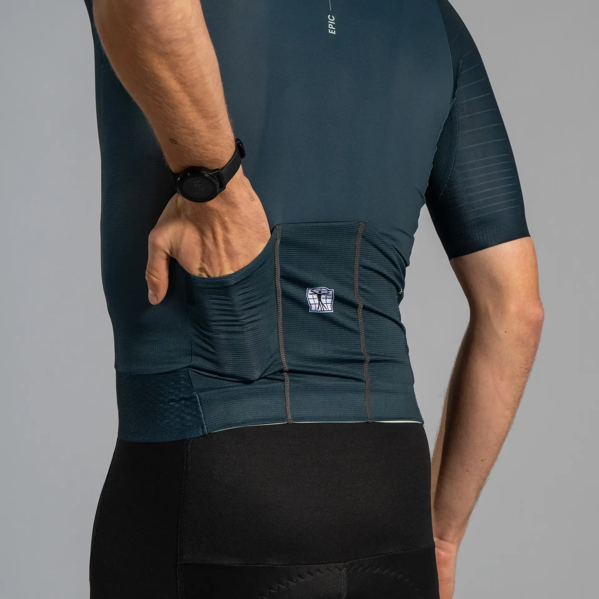 BIORACER EPIC ジャージ - Essential グラファイトブルー|CaLORS公式 BIORACER EPIC ジャージ - Essential グラファイトブルー|CaLORS公式